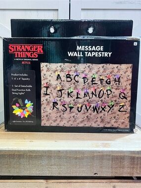 STRANGER THINGS 6’ X 4’ Message Wall Tapestry w/ Lights! Netflix In Box